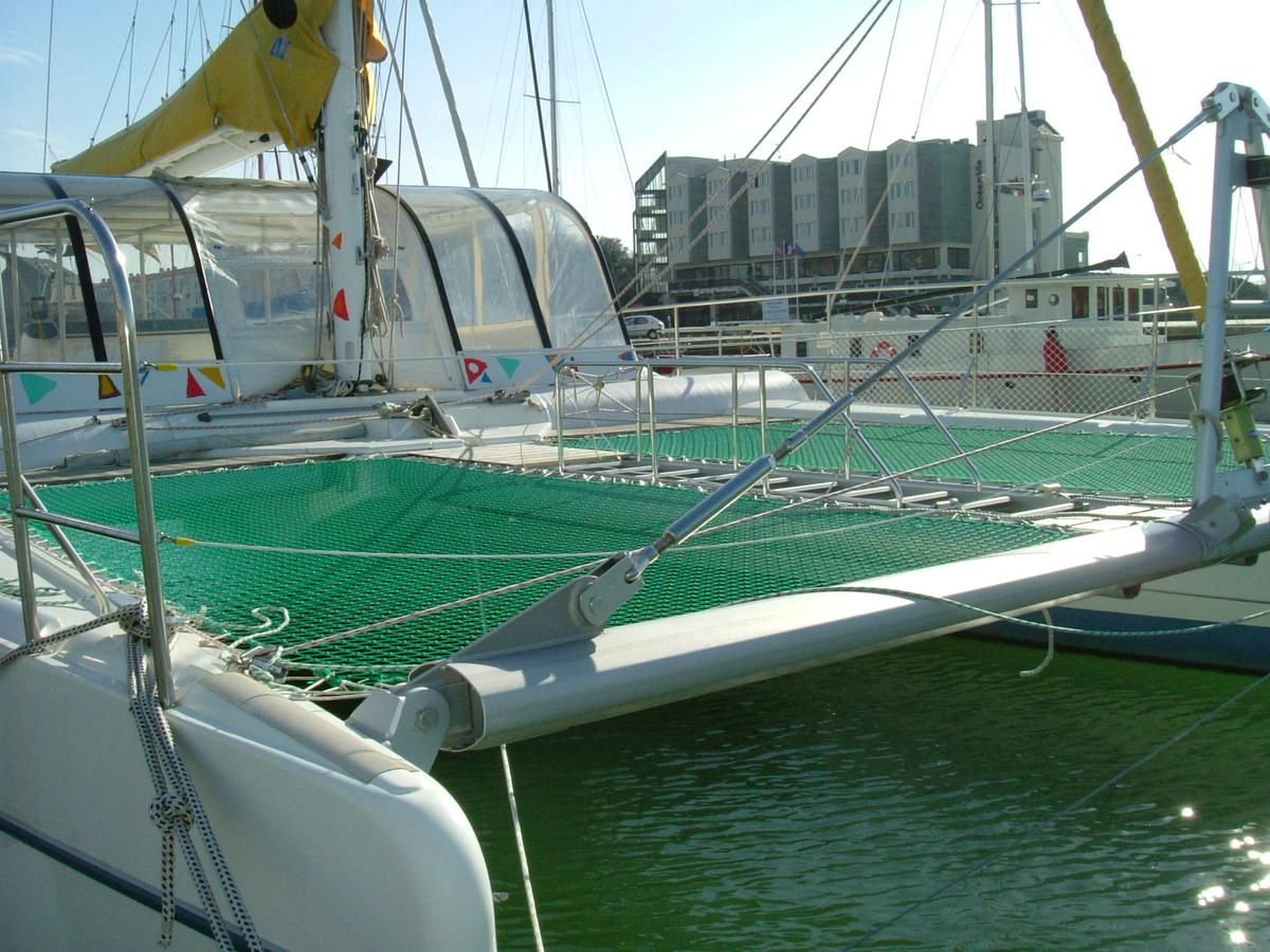 La société propose un nombre infini de références comme ce filet de catamaran ici…