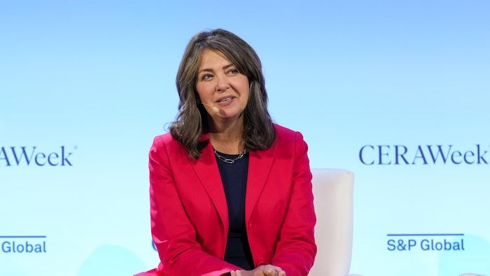 Danielle Smith parle sur la scène de Ceraweek le 12 mars 2025 à Houston. Elle a des mains rejoignées.