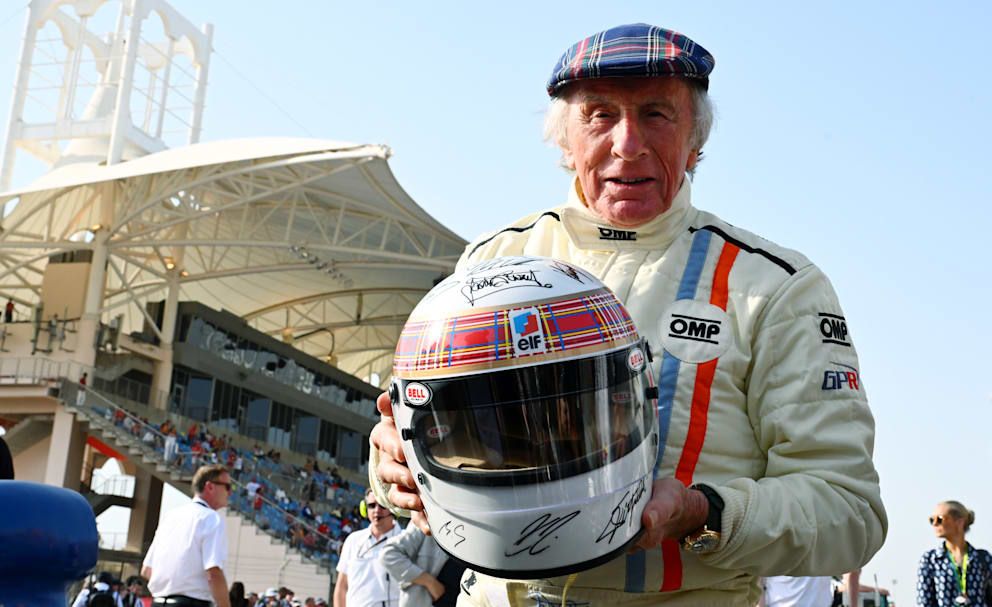 Sir Jackie Stewart zeigt den besonderen Helm. Unten links: Das „MS“ von Schumi