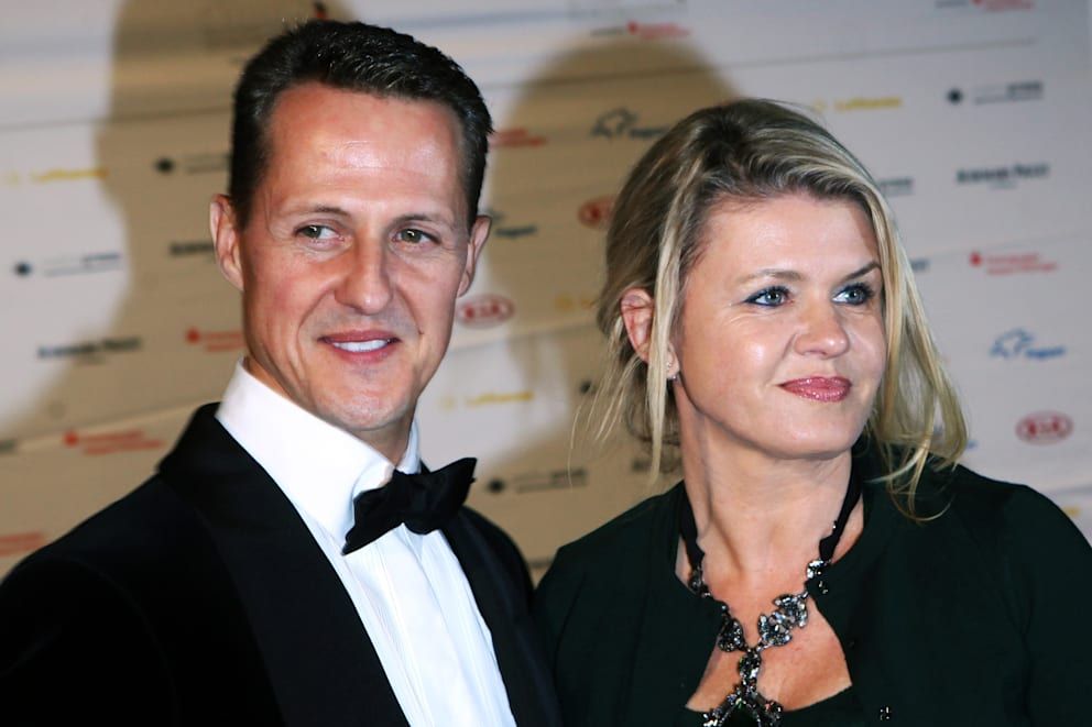 Michael Schumacher (heute 56, damals 42) mit seiner Frau Corinna (heute 56, damals 42) im Jahr 2012
