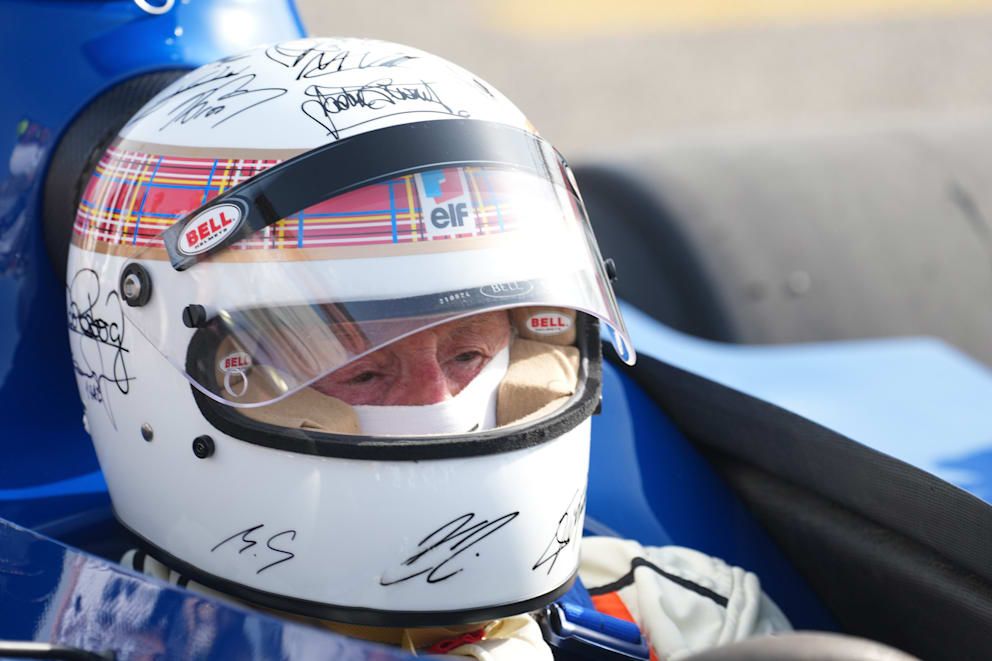 Sir Jackie Stewart mit dem speziellen Helm im Fahrerlager von Bahrain