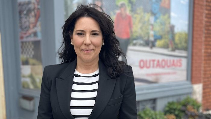 Portrait de Geneviève Latulippe devant les bureaux touristiques de l'Outaouais.