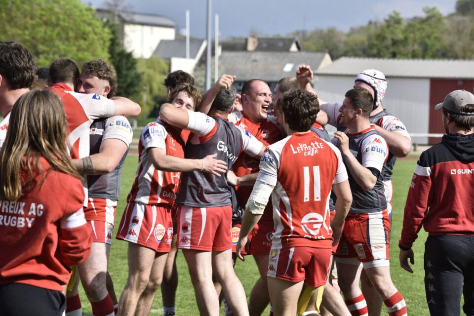 Joy communicative avec le coup de sifflet final pour les joueurs de rugby d'Evreux maintenant gardés dans Federal 2.