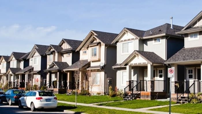 Une rangée de maisons.