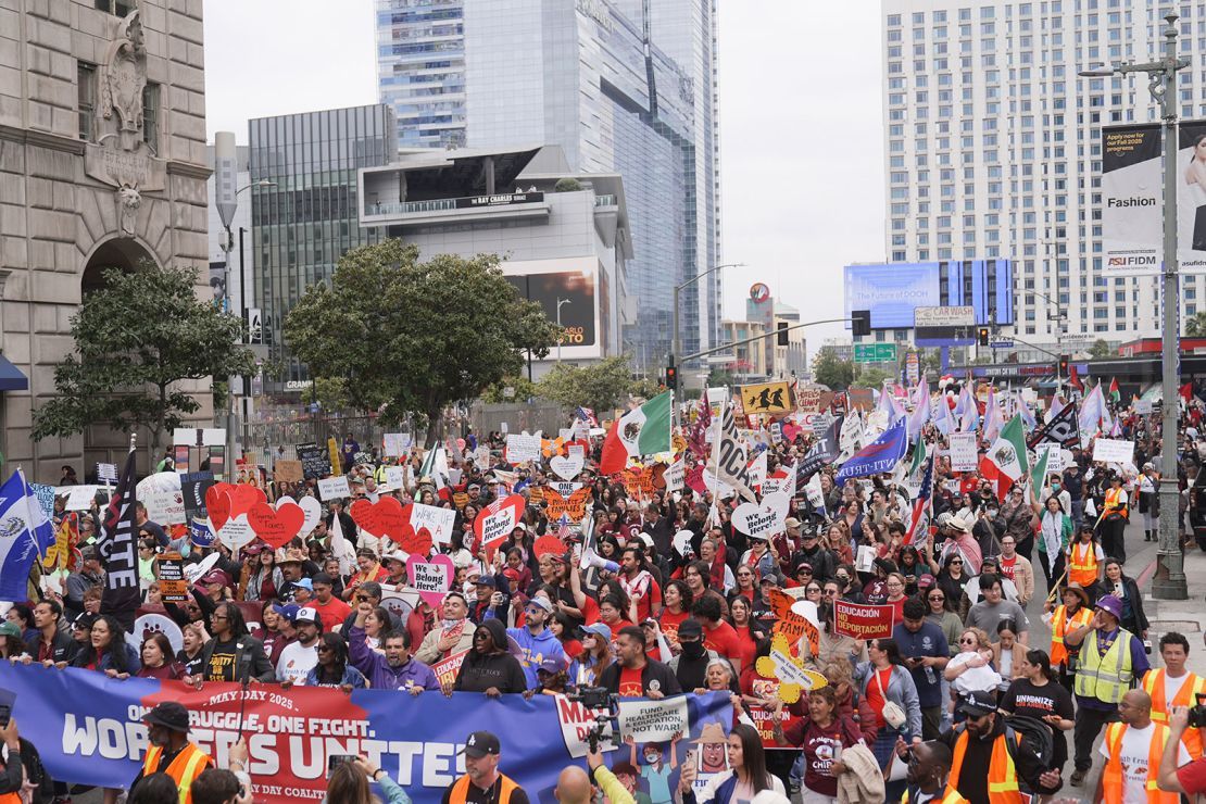 Les manifestants marchent lors d'une manifestation de mai à Los Angeles, jeudi.