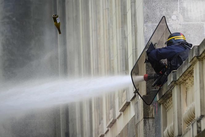À Nantes (Loire-atlantique), pendant la manifestation du 1ᵉʳ-mai.