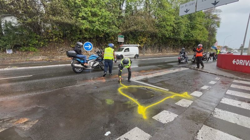 Un motard tire une poule autour d'un trou sur la route 05/01/2025