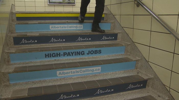 Les affiches du gouvernement de l'Alberta sont restées sur les marches du métro.