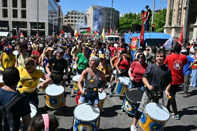 Les manifestants jouant du tambour ont défilé lors d'un rassemblement de 1ᵉʳ-Mai à Marseille, le 1er mai 2025.