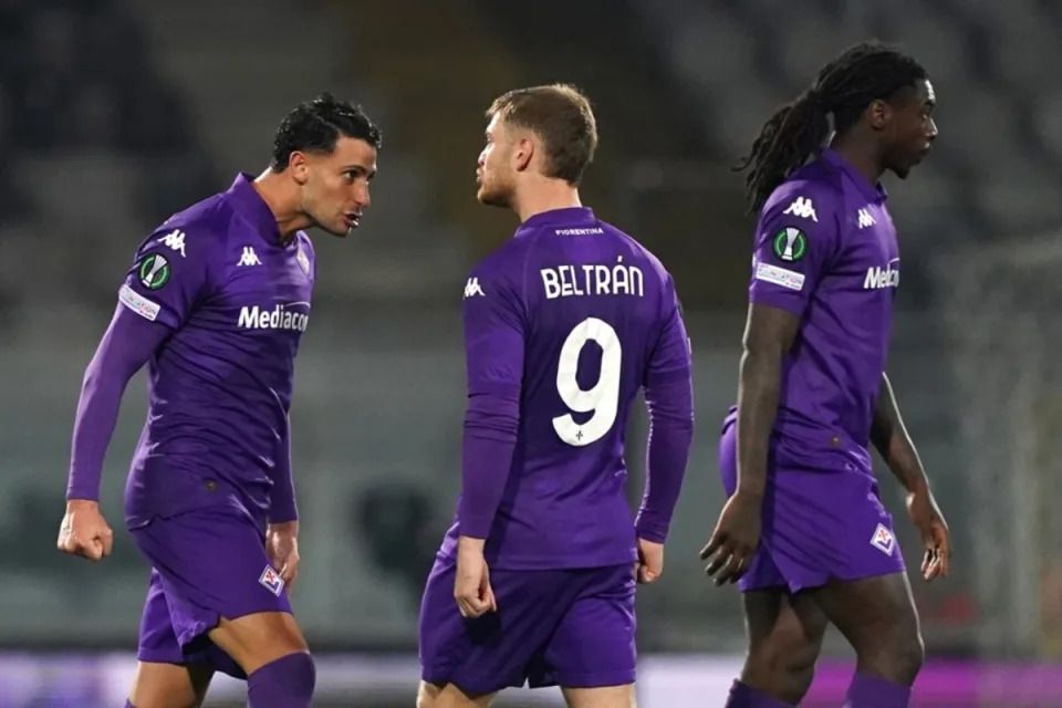 Rolando Mandragora (L) de la Fiorentina célèbre après avoir marqué un but contre Vitoria Guimaraes lors du match de football de la conférence de l'UEFA qui s'est tenu au D.Afonso Henriques Stadium, à Guimaraes, Portugal, 19 décembre 2024. EPA-EFE / HUGO Delgado