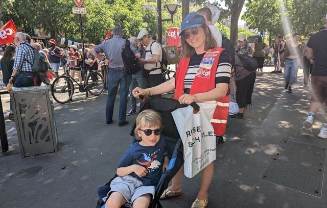 Marius découvre les joies du 1er mai pour la première fois.