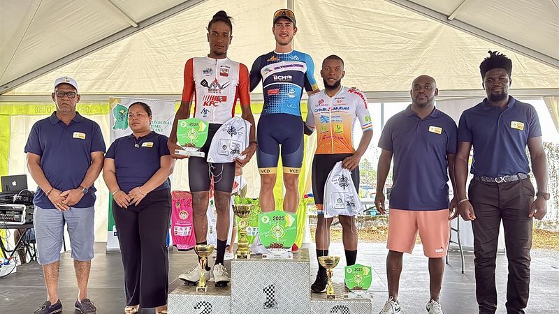 Les trois premiers coureurs de la scène Paramaribo-Albina se place sur le podium après l'arrivée.