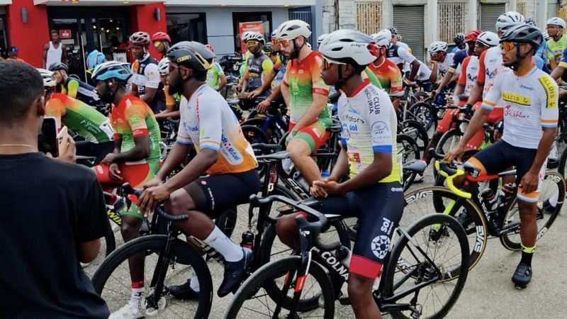 Les coureurs se préparent à partir de la capitale du Suriname, jeudi à 12h30
