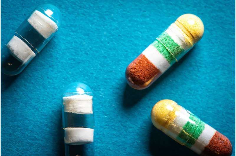 Les médicaments dans les capsules sont séparés par des barrières en polymère sensibles au pH (blanc) qui peuvent être réglées pour libérer chaque médicament ou dose à différents moments. Cette photo présente des capsules sans médicament (à gauche) et celles remplies de médicaments (à droite). Crédit: David Baillot / UC San Diego Jacobs School of Engineering Une capsule de libération chronométrée pourrait remplacer la prise de plusieurs pilules