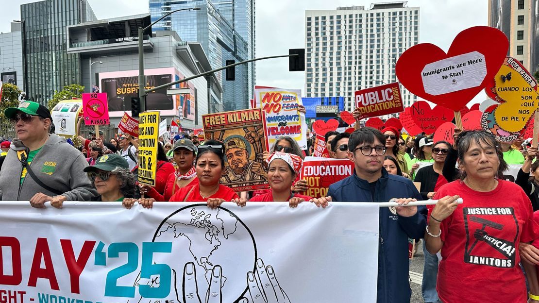 Les manifestants tiennent divers panneaux et bannières exigeant que Kilmar Abrego Garcia soit ramené aux États-Unis lors d'une manifestation jeudi, à Los Angeles.