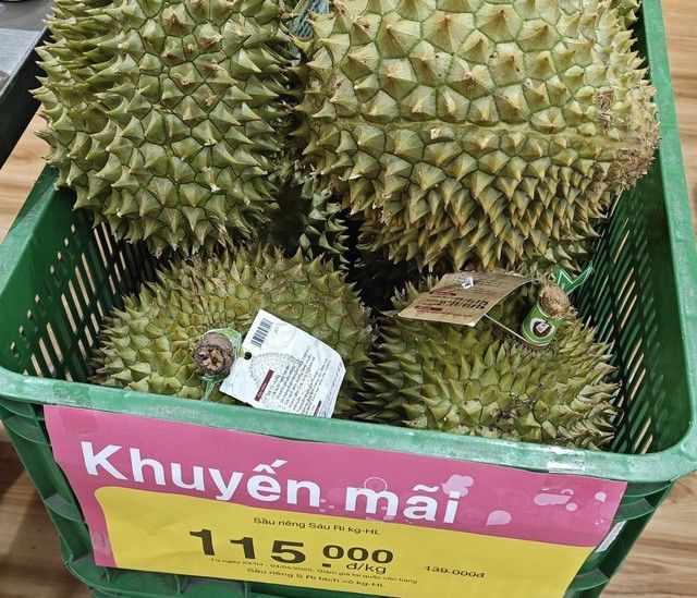 La marque Durian coûte 115 000 vnd / kg Durian a un prix de marque de 115 000 VND / kg