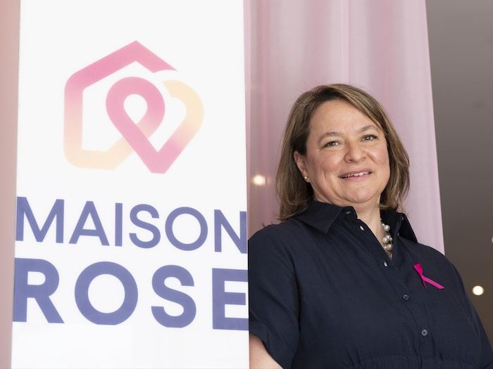 Karine-Iiseult Ippersiel pose à côté de l'affiche de la nouvelle Rose House.