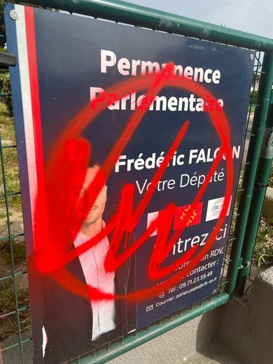 L'acronyme du groupe d'extrême gauche a marqué à l'entrée de la permanence du député RN laisse peu de doute sur les auteurs de ces dégrades.