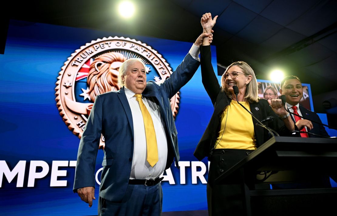 L'homme d'affaires Clive Palmer et le chef du parti Suellen Wrightson célèbrent lors du lancement de la Trumpet of Patriots Party sur la Sunshine Coast, en Australie, le 19 avril.