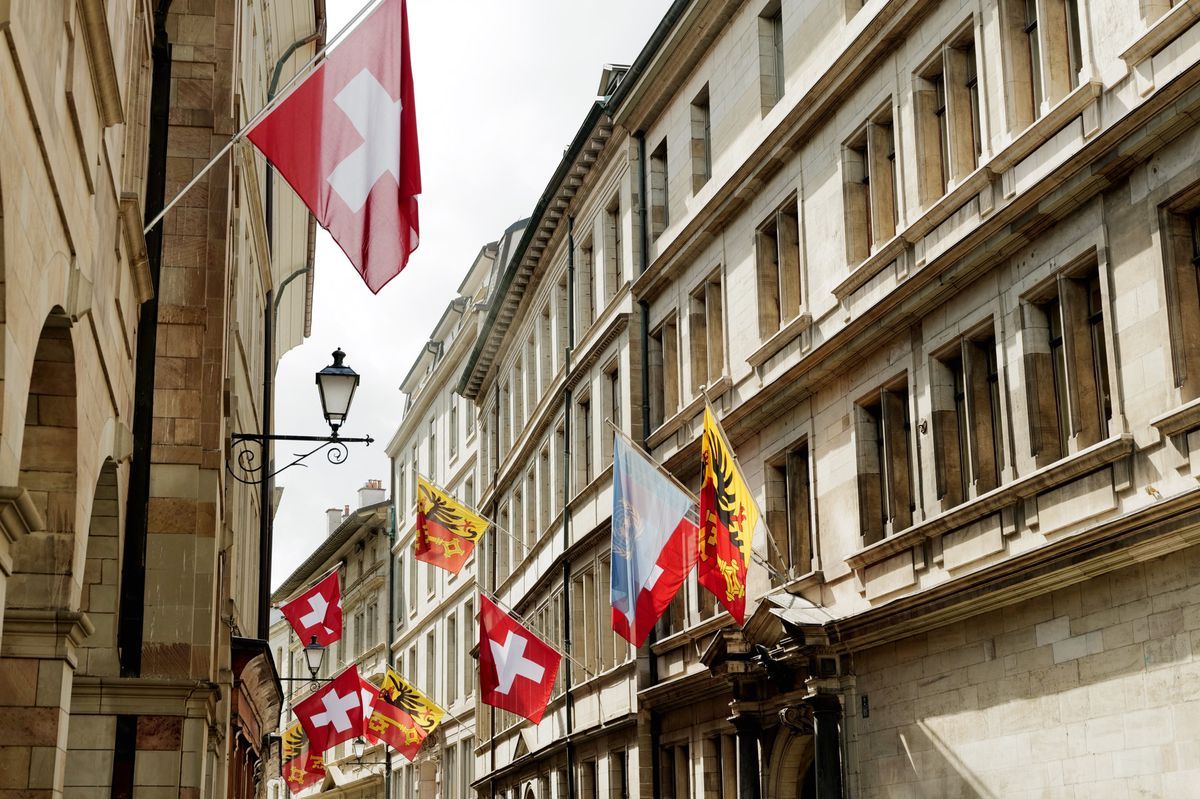 Rue de L'hôtel de Ville à Genève, montrant les drapeaux Swiss et Genève le 24 mai 2024. Rue de L'hôtel de Ville à Genève, montrant les drapeaux Swiss et Genève le 24 mai 2024.