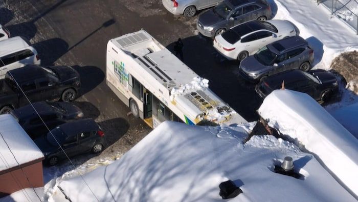 Un bus construit dans un bâtiment.