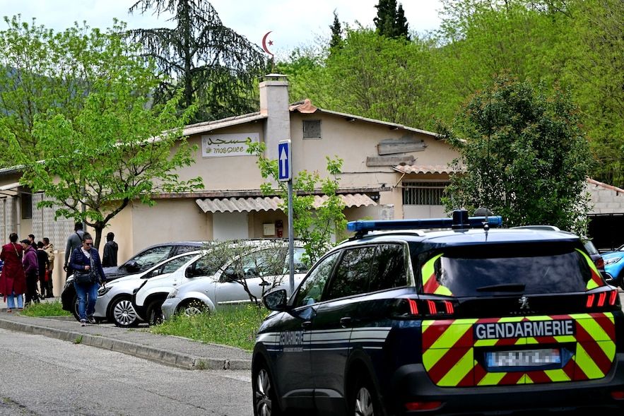Un véhicule de la gendarmerie en patrouille près de la mosquée Grand-Combe le 27 avril 2025 dans le GARD