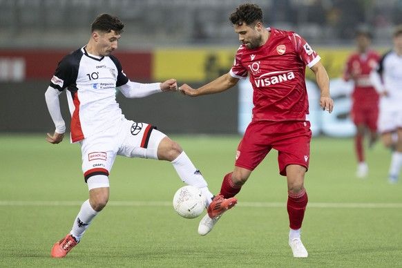 Leonardo Bertone (FCT), à droite, Kaemmt autour du ballon avec Milot Avdyli (FCA) dans le match de championnat de football de la Swiss Challenge League entre FC Thun, FCT et Aarau, FCA, du samedi 30 novembre 2 ...