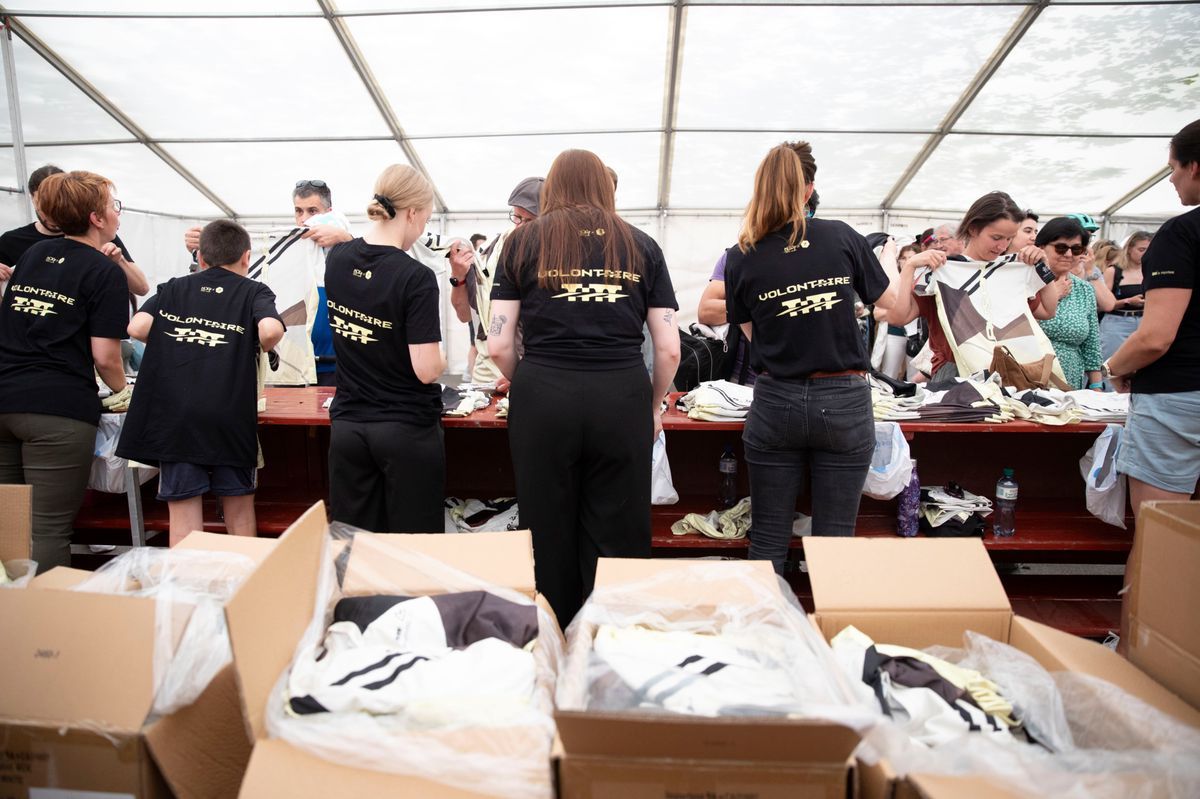 Les participants aux 20 km de Lausanne récupérent leurs bavoirs et t-shirts le 2 mai 2025, en attendant l'ouverture dans une tente. Les participants aux 20 km de Lausanne récupérent leurs bavoirs et t-shirts le 2 mai 2025, en attendant l'ouverture dans une tente.
