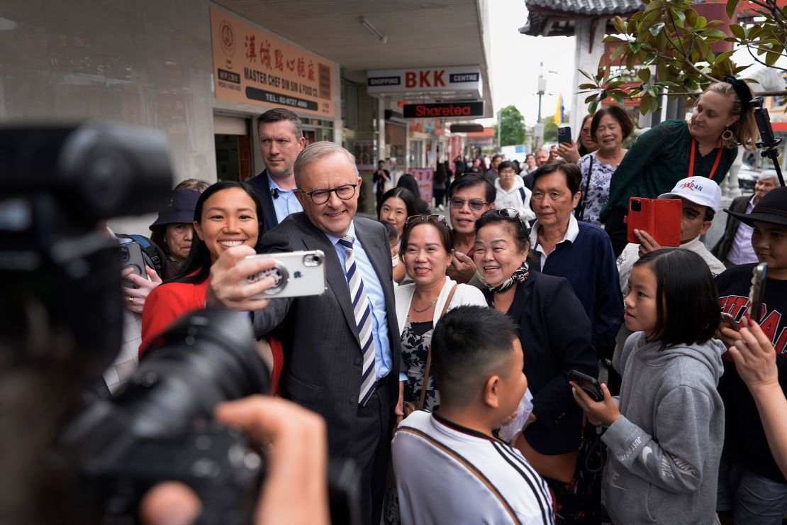 Le Premier ministre australien Anthony Albanese et le candidat du travail TU LE prennent un selfie avec des membres du public lors d'une visite à Freedom Plaza dans l'électorat de Fowler à Sydney, en Australie, le 28 avril.