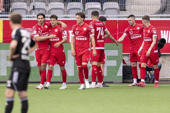 Les joueurs de Thun célèbrent leurs buts pour le 3-0 dans le match de championnat de football de la Swiss Challenge League entre FC Thun, FCT et Wil, FCW, à partir du lundi 21 avril 2025 à Stockhorn Arena à Thun. (Keyst ...