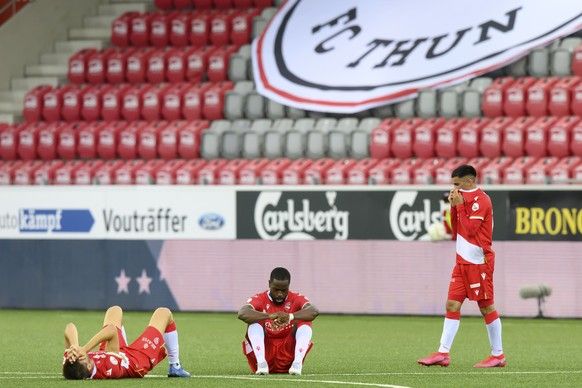 Thuns Simone Rapp, Thuns Ridge Munsy, Thuns Hiran Ahmed, de gauche, réagit après la défaite, dans le barrage de football Rueckpiel entre le FC Thun de la Super League et le FC Vaduz du Cha ...