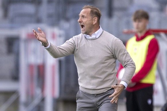 L'entraîneur Mauro Lustrinelli (FCT) dans le match de championnat de football de la Swiss Challenge League entre FC Thun, FCT et Wil, FCW, à partir du lundi 21 avril 2025 à Stockhorn Arena à Thun. (Keystone / Peter S ...