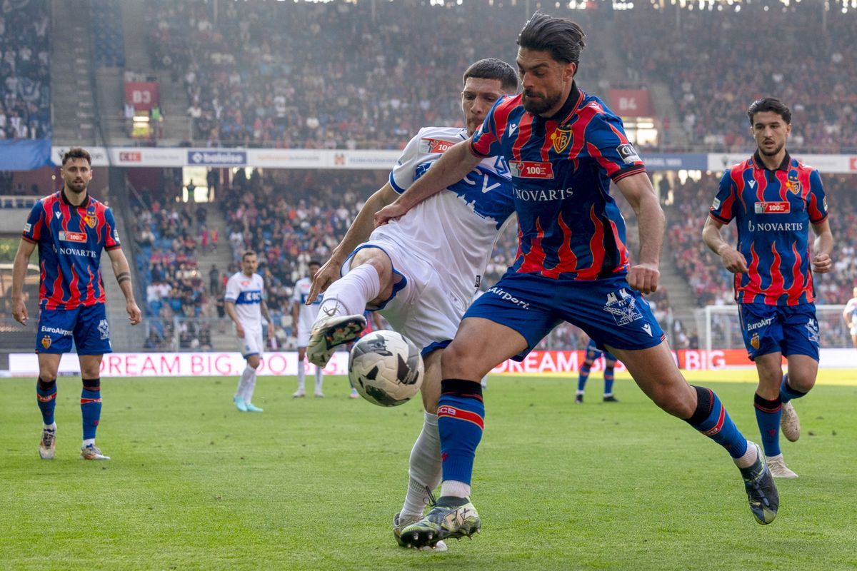 Switching Cup Football Match à Bâle entre FC Basel et FC Lainary Sports. Alban Ajdini le Lausanne tire pour passer Nicolas Vouilloz le Bâle. Switching Cup Football Match à Bâle entre FC Basel et FC Lainary Sports. Alban Ajdini le Lausanne tire pour passer Nicolas Vouilloz le Bâle.