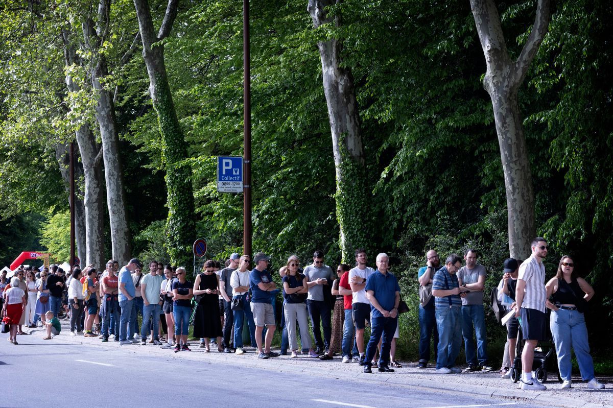 File des coureurs à Lausanne pour récupérer leur dossard et leur t-shirt avant les 20 km de Lausanne, mai 2025. File des coureurs à Lausanne pour récupérer leur dossard et leur t-shirt avant les 20 km de Lausanne, mai 2025.
