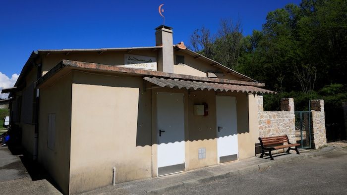 La mosquée vue de l'extérieur, en plein jour.