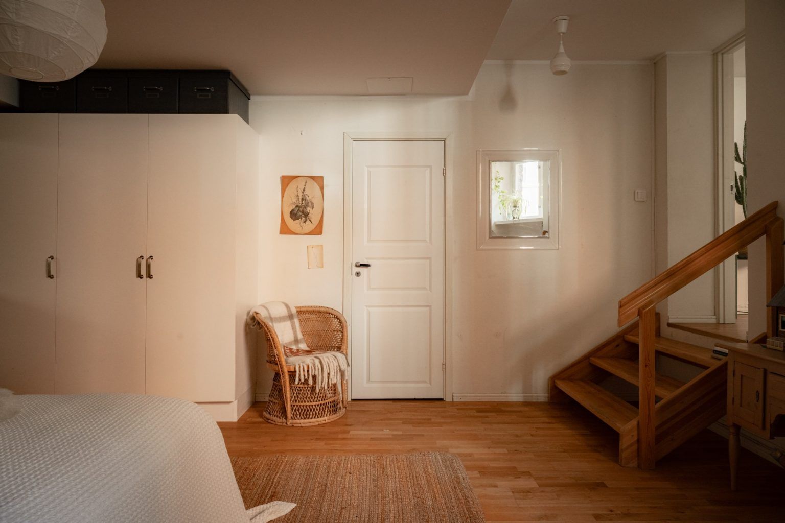 chambre à coucher avec escalier