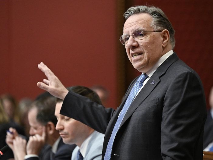 François Legault parle, debout dans la chambre.