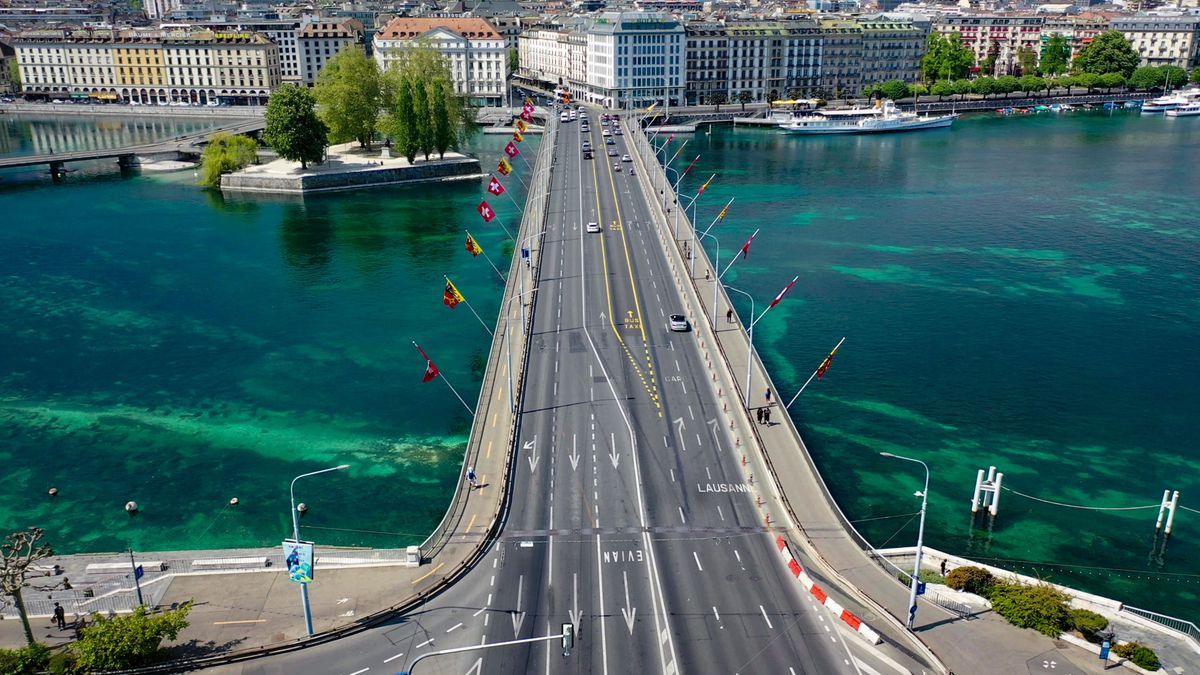 Vue aérienne du pont du Mont-Blanc à Genève pendant le confinement, montrant les rues désertes et les bâtiments environnants. Photo de Lucien Fortunati, avril 2020. Vue aérienne du pont du Mont-Blanc à Genève pendant le confinement, montrant les rues désertes et les bâtiments environnants. Photo de Lucien Fortunati, avril 2020.