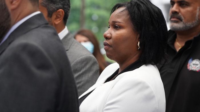 La femme est entourée de l'homme lors du point de presse.