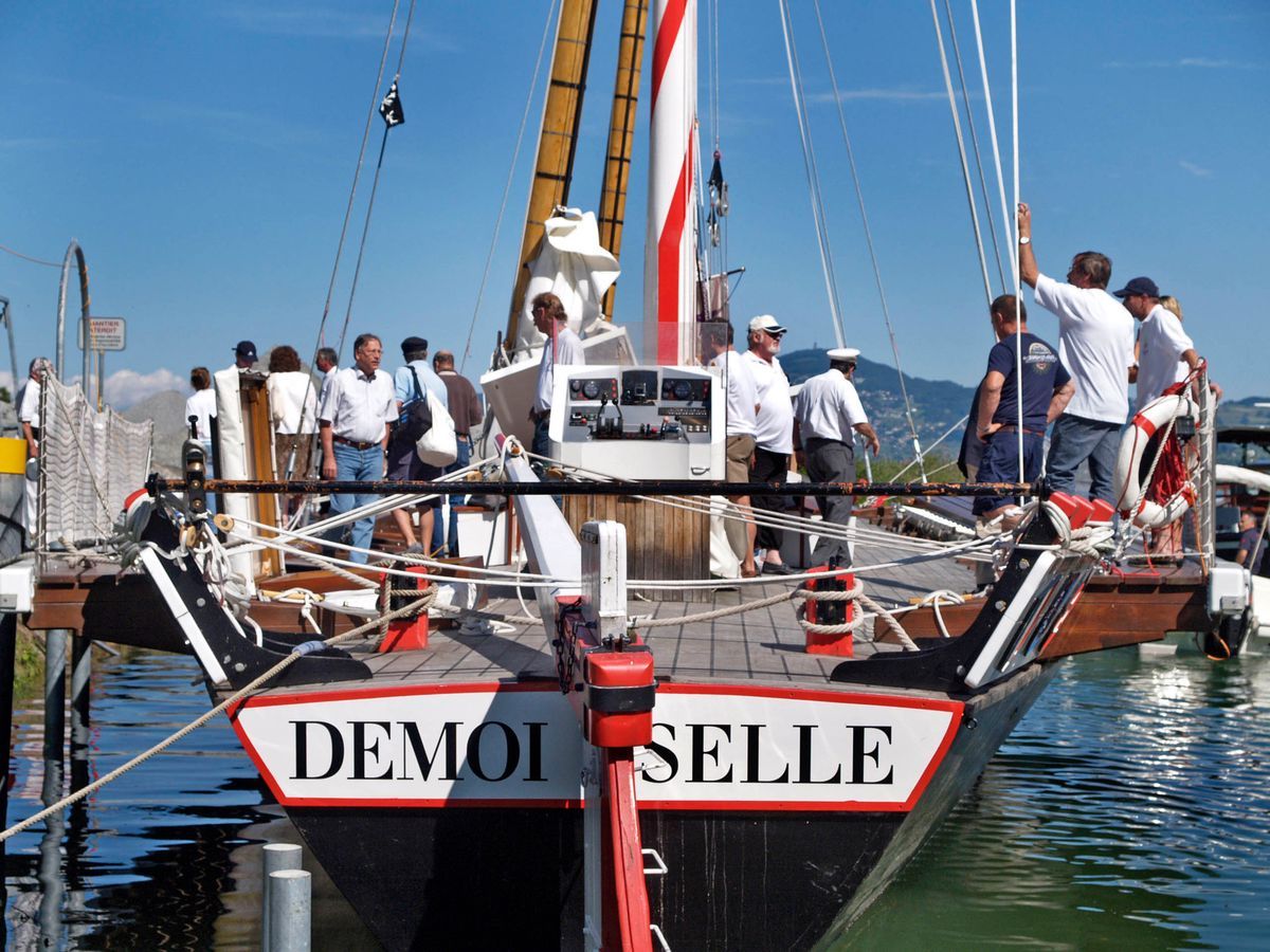 Célébration de la jeune femme sous Sails à Villeneuve, avec plusieurs personnes sur le pont du bateau lors d'un baptême organisé par l'Association La Barque des Enfants, le 7 juillet 2007. Photo d'Arnold Burgherr. Célébration de la jeune femme sous Sails à Villeneuve, avec plusieurs personnes sur le pont du bateau lors d'un baptême organisé par l'Association La Barque des Enfants, le 7 juillet 2007. Photo d'Arnold Burgherr.