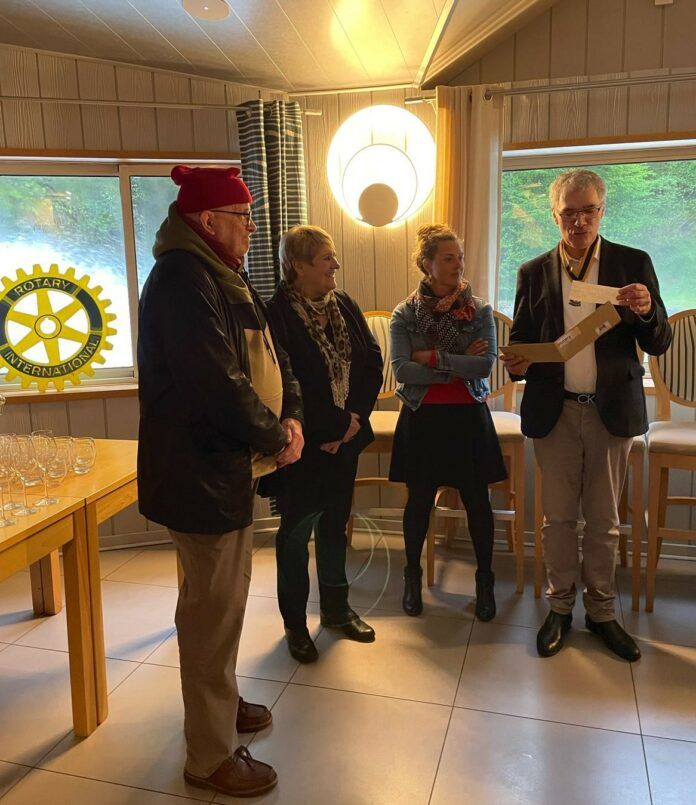 Remises chèque rotary2 Rotary Check -in au Arbois Rugby Club