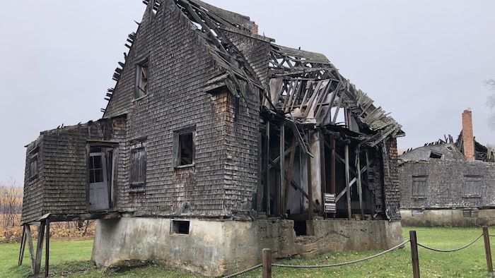 Une maison dont le toit est effondré.