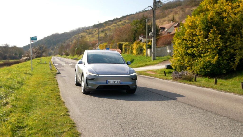 Au volant, le nouveau modèle offre un comportement vivant et sain pour un SUV // Source: Alfred Trtrais pour Numerama Au volant, le nouveau modèle offre un comportement vivant et sain pour un SUV // Source: Alfred Trtrais pour Numerama