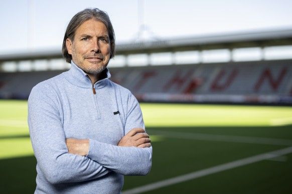 Andres Gerber, Praesident FC Thun, a posé dans la Stockhorn Arena peu de temps avant une interview, le mercredi 30 avril 2025, à Thun. (Keystone / Anthony ANEX)