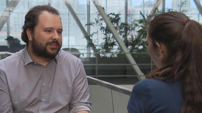 Un leader étudiant d'entrevue avec un journaliste.