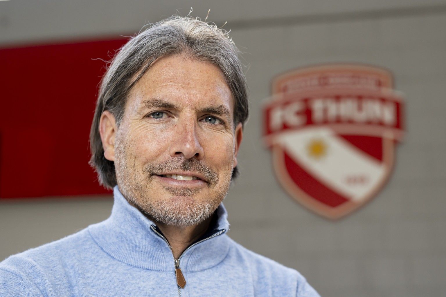 Andres Gerber, Praesident FC Thun, a posé dans la Stockhorn Arena peu de temps avant une interview, le mercredi 30 avril 2025, à Thun. (Keystone / Anthony ANEX)
