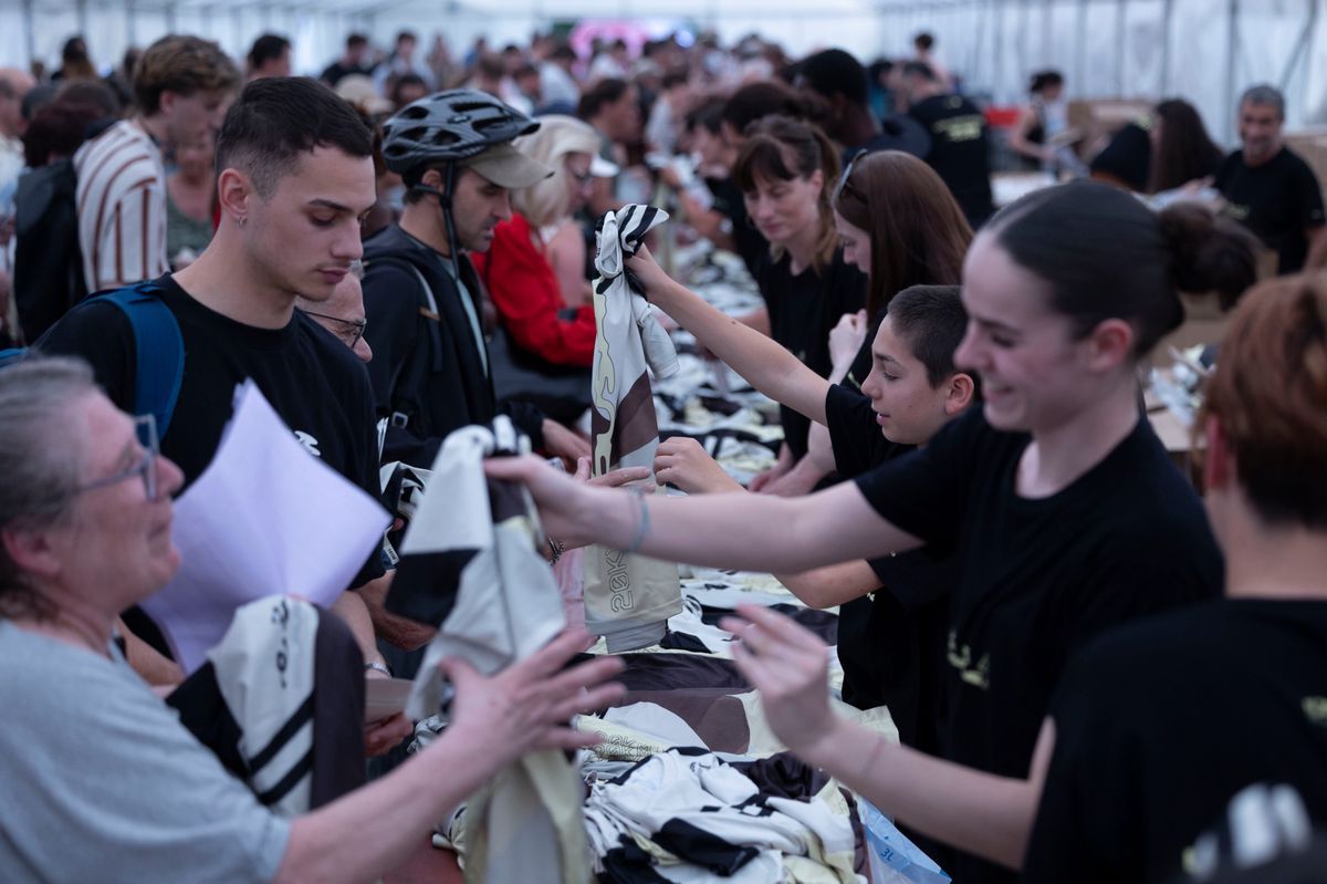 Les coureurs s'alignent pour récupérer leurs bavoirs et t-shirts lors de la course de 20 km de Lausanne, le 2 mai 2025. Les coureurs s'alignent pour récupérer leurs bavoirs et t-shirts lors de la course de 20 km de Lausanne, le 2 mai 2025.