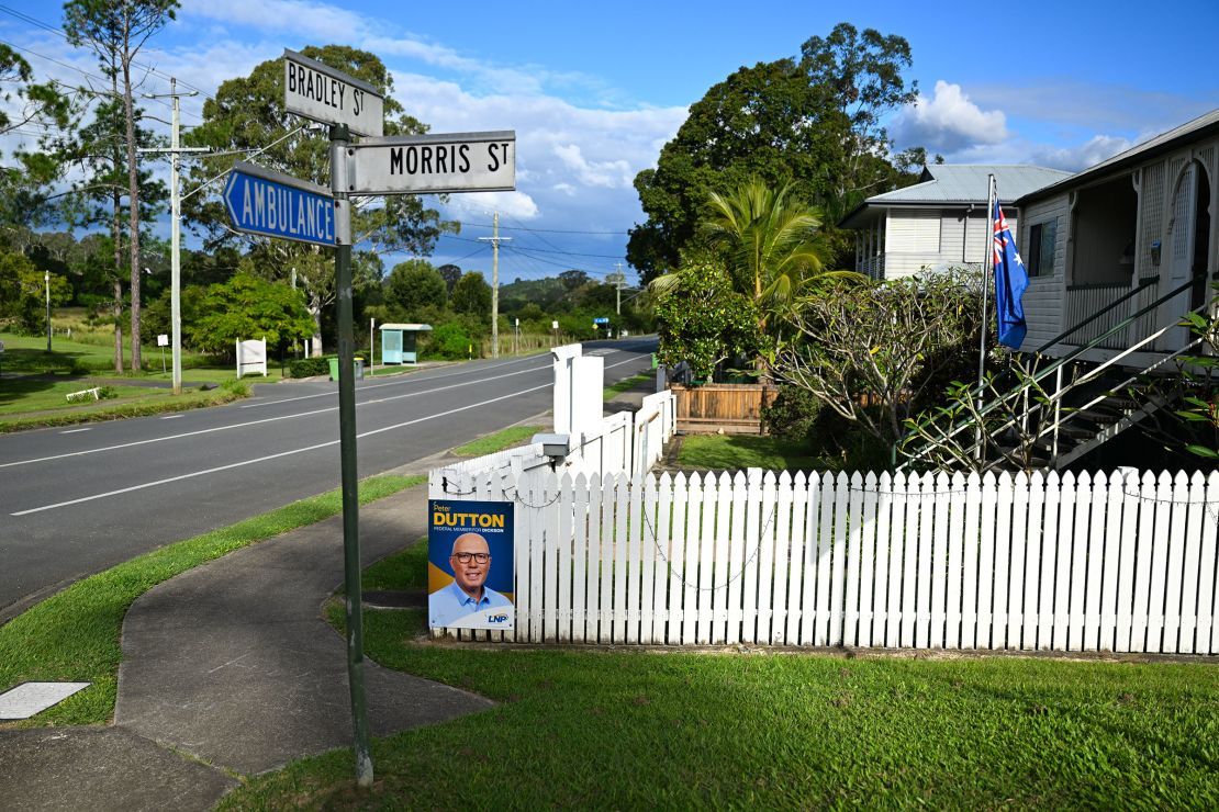 Un panneau soutenant Peter Dutton et le LNP sur une clôture dans la banlieue de Samford, Brisbane le 23 avril.