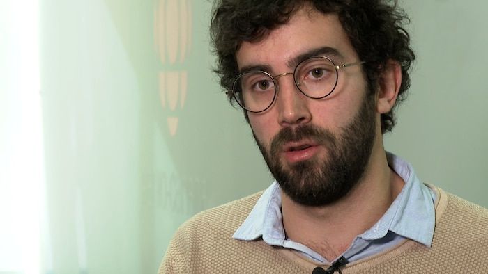Close -up de Rodrigue Turgeon, dans une interview.