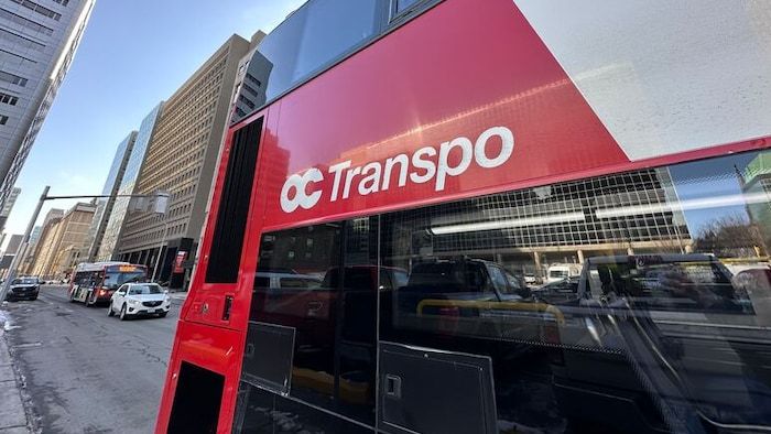 Un bus Transpo OC au centre-ville d'Ottawa.